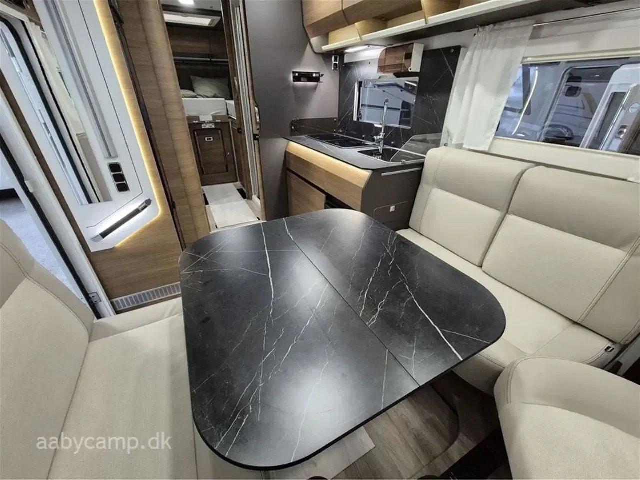 Billede 10 - 2024 - Benimar Amphitryon 967 Northautokapp   Nk.Pakke. Automatgear. solceller. 200Ah Lithium. 2000W inverter. luftundervogn på bagaksel. Hydrauliske støtteben. Alarm. Gasbageovn. Elektrisk tømning af frisk/spildevand. 3m vandfilter. tv samt internet antenne. Kan vejes op til 4400 kg.