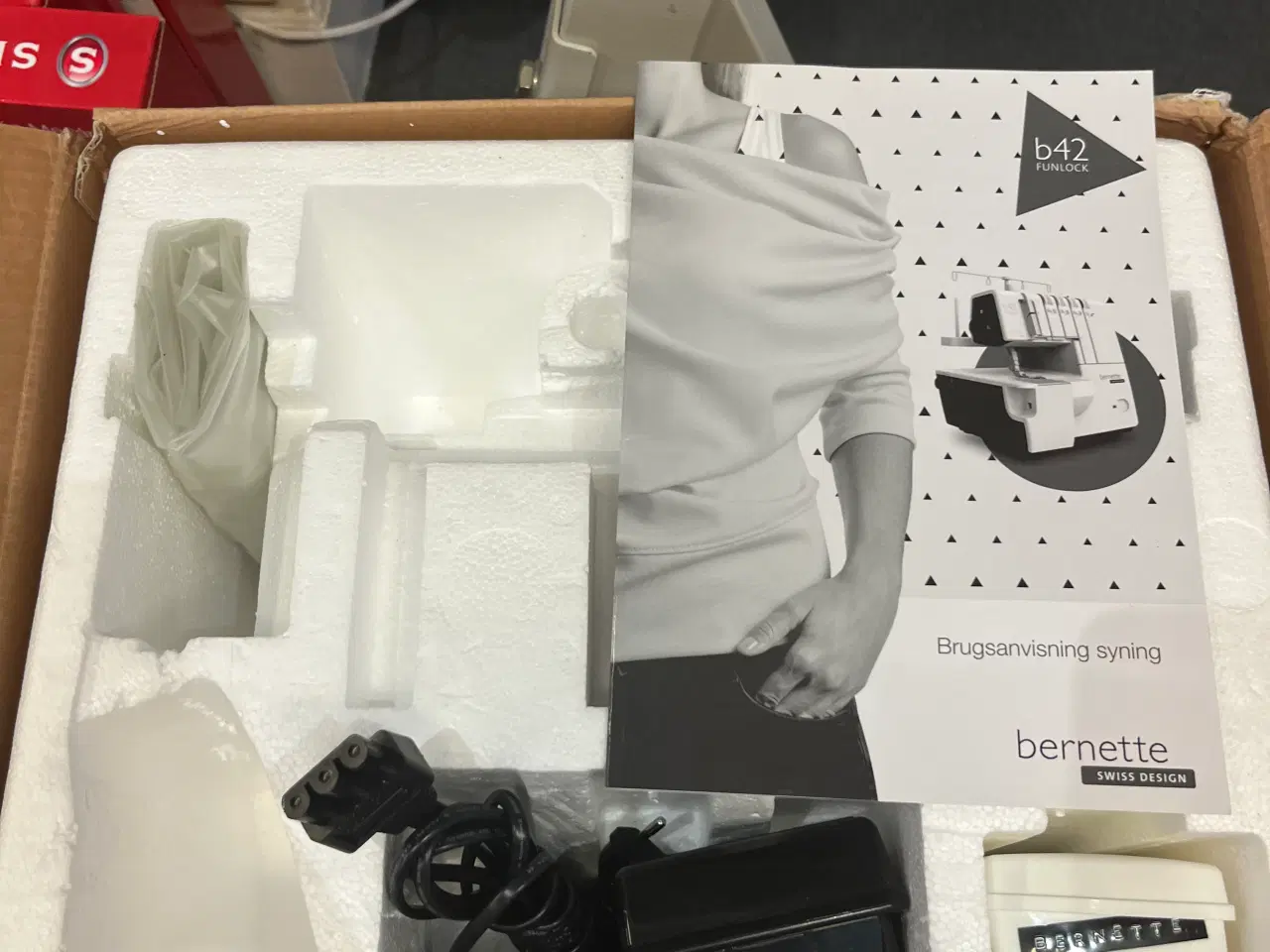 Billede 3 - Bernette 42 ( cover maskine , incl binder )