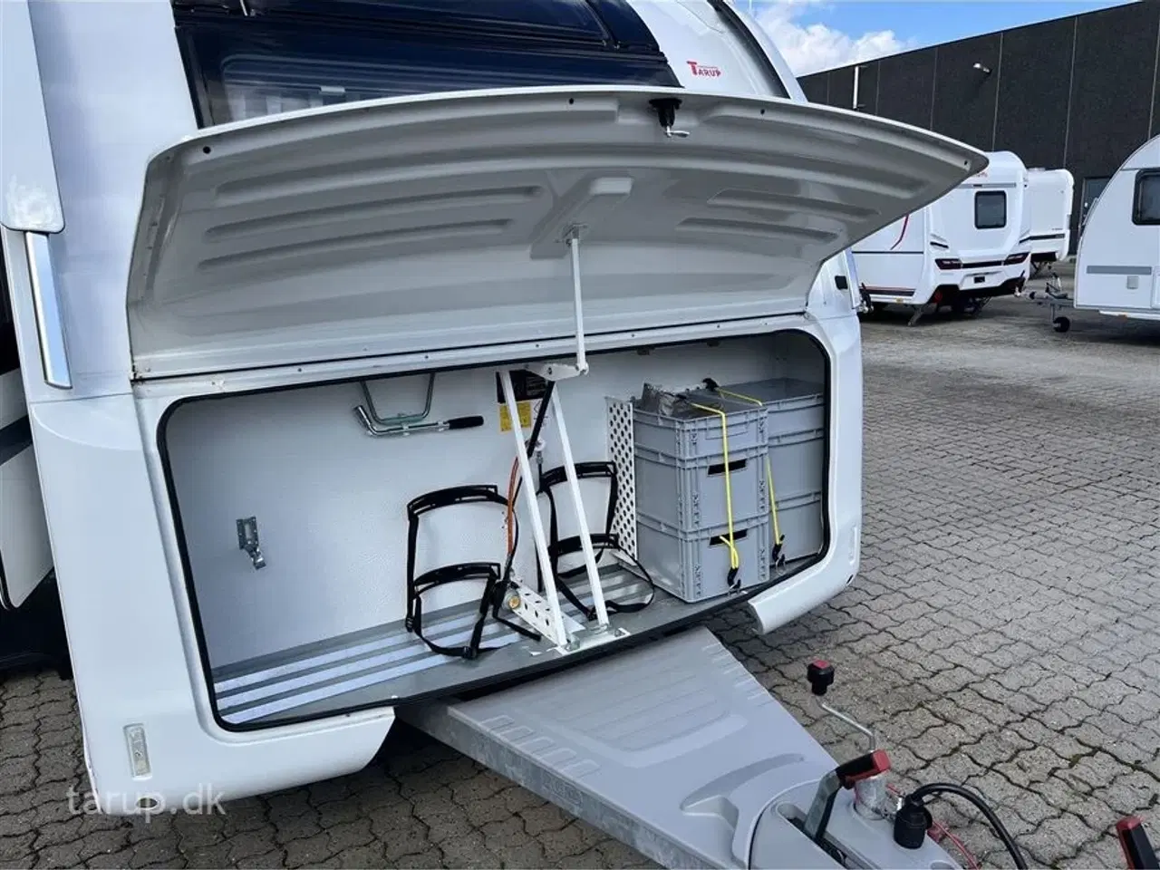 Billede 5 - 2023 - Adria Adora 472 UP   Fortelt: Isabella Commodore Coast, Enduro aut. mover m/ lithium batteri, rundsiddegruppe, køleskab, bruser, panoramavindue, fransk dobbeltseng