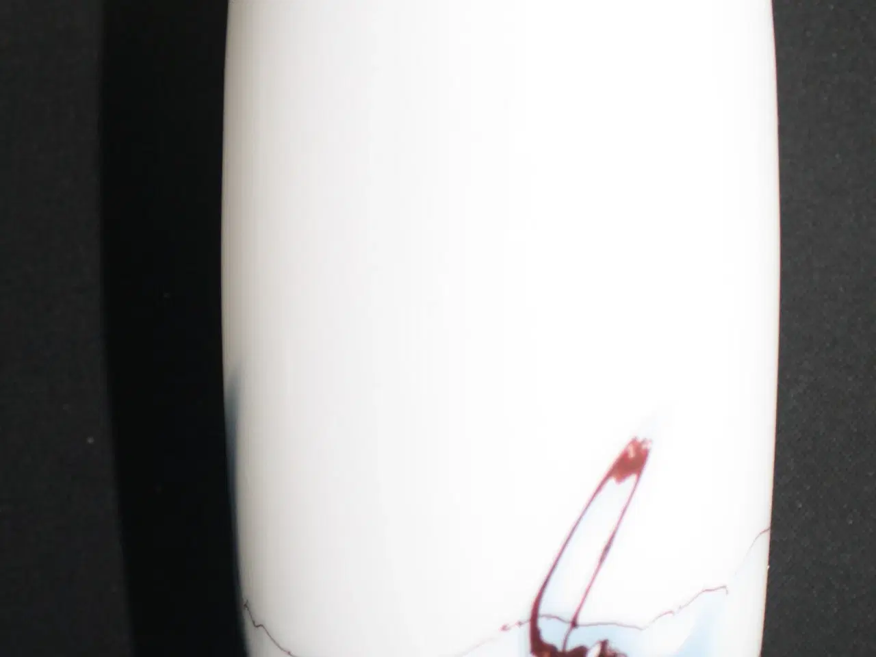 Billede 3 - Atlantis vase, opalhvid med blålig dekoration