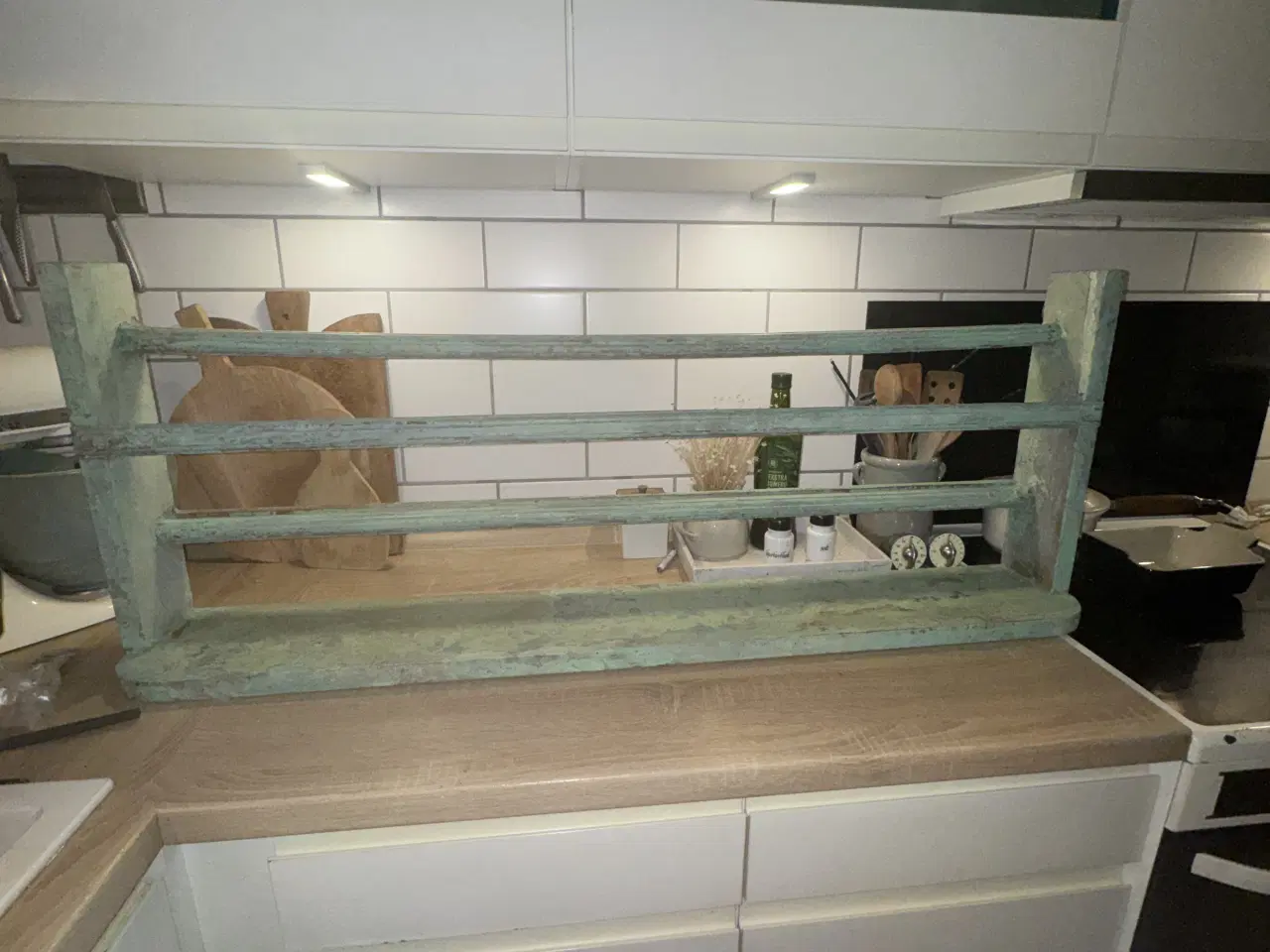 Billede 1 - Gammel afskallet tallerkenrække