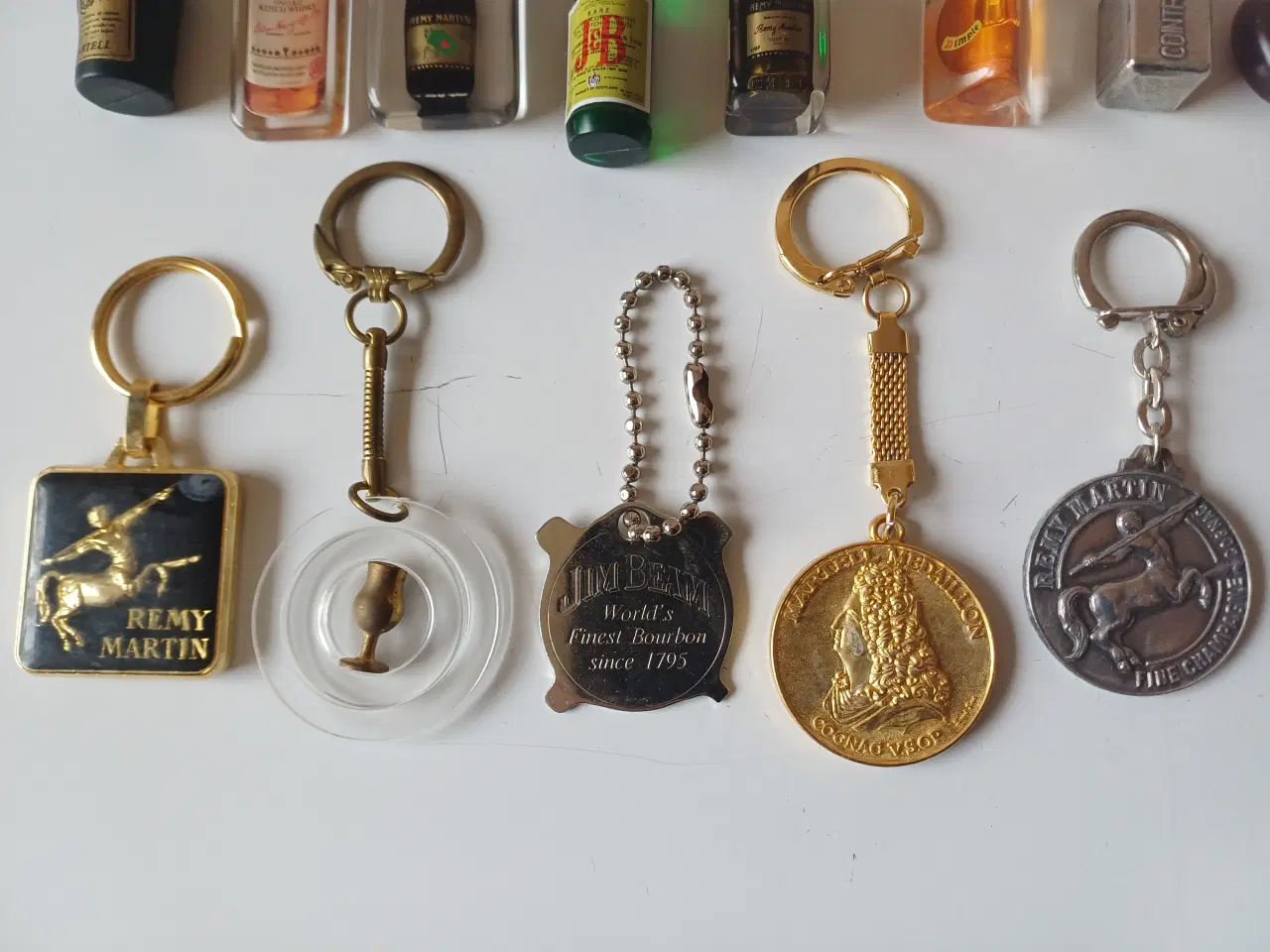 Billede 3 - Nøgleringe med flaskemotiver og metalvedhæng