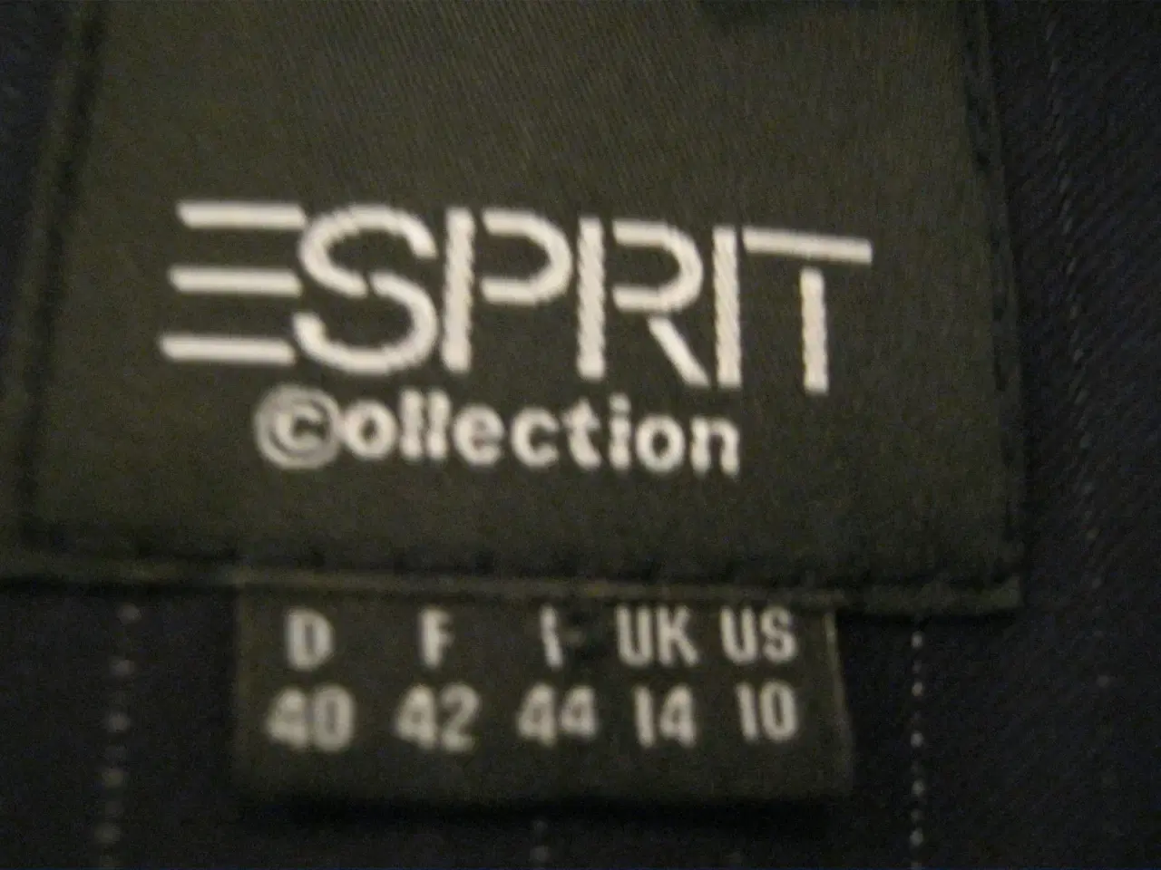 Billede 2 - Habitjakke fra Esprit, nyrenset,str40