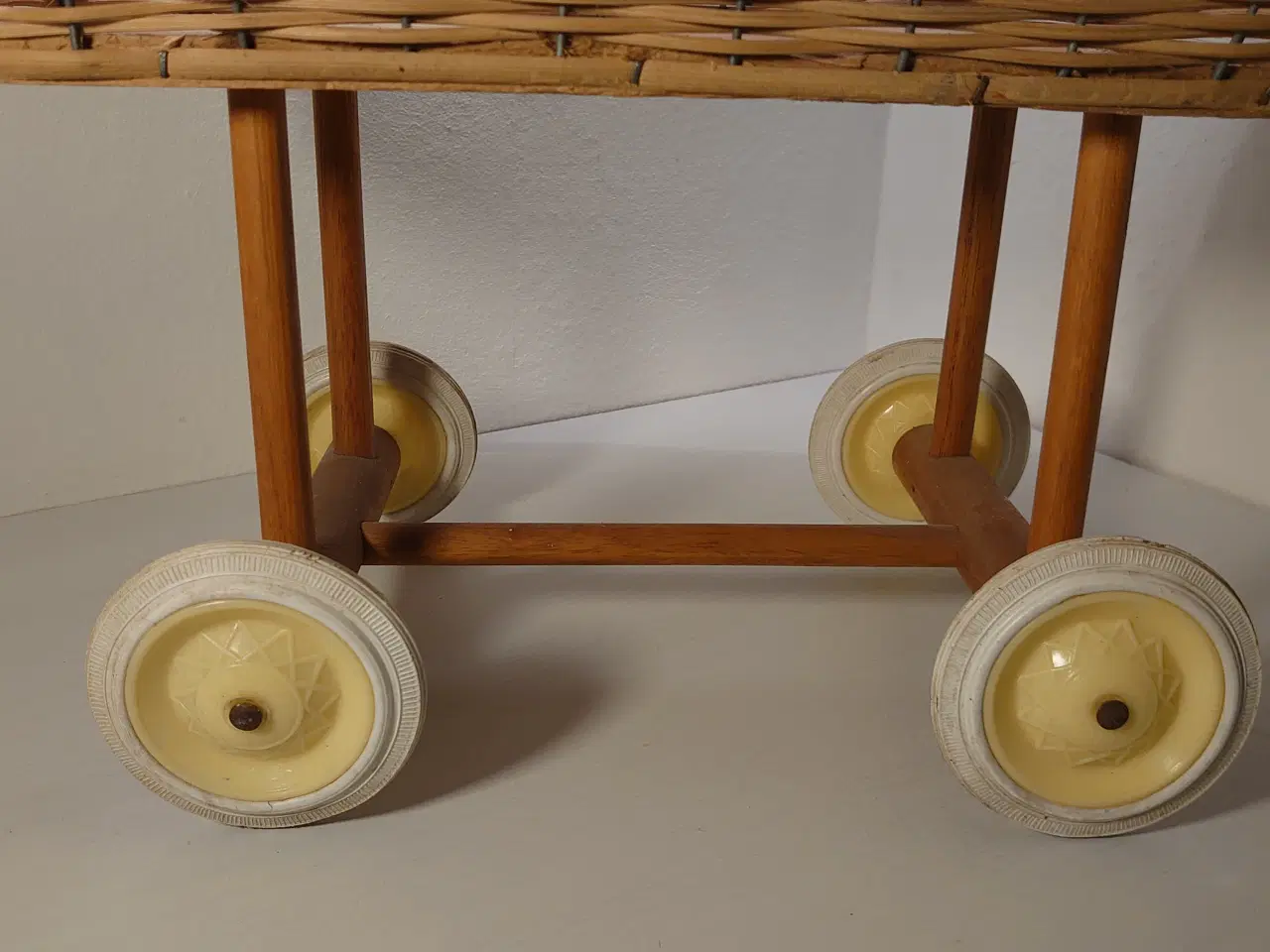 Billede 2 - vintage dukkeseng i rattan(flet) på hjul 