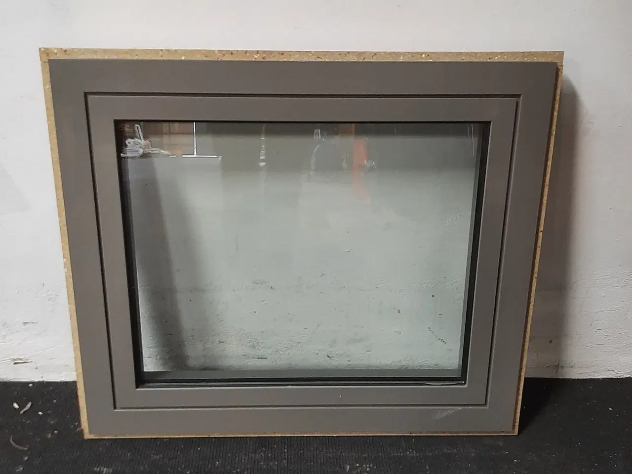 Billede 1 - Sidehængt vindue, alu, 885x65x750mm, højrehængt, grå