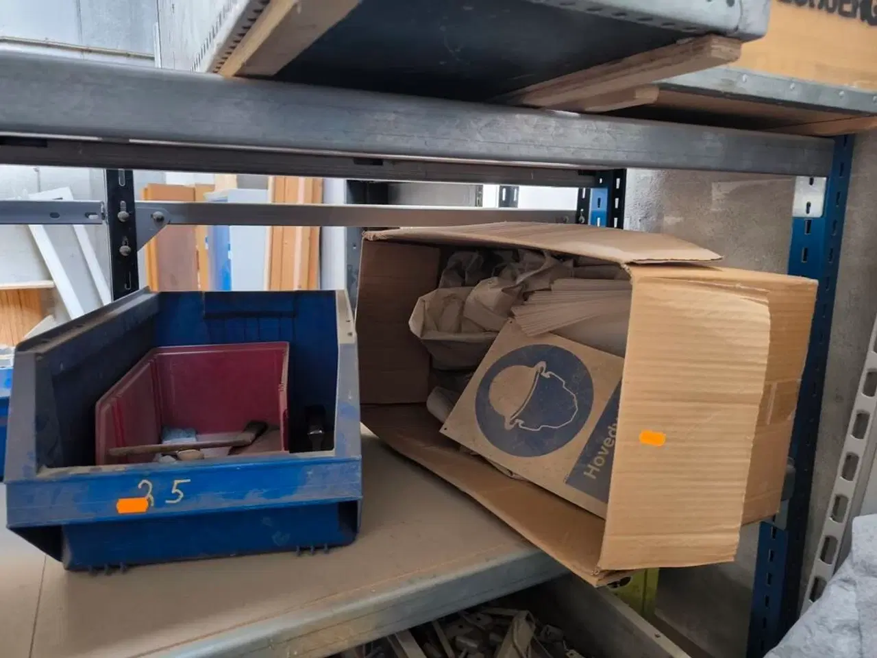 Billede 3 - Indhold på reol (højre fag)