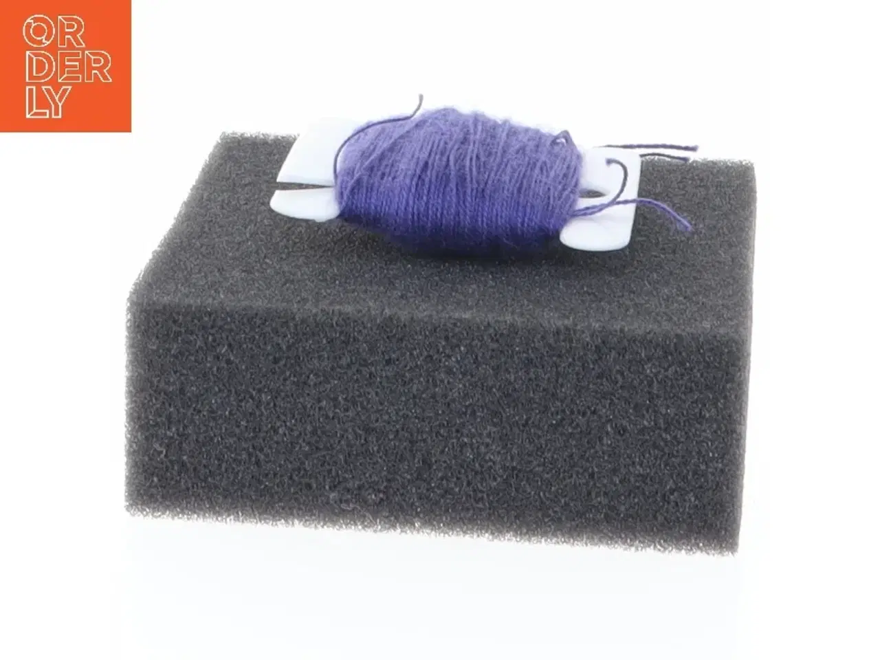 Billede 2 - Broderitråd på plastikspole (str. 4 x 4 cm)