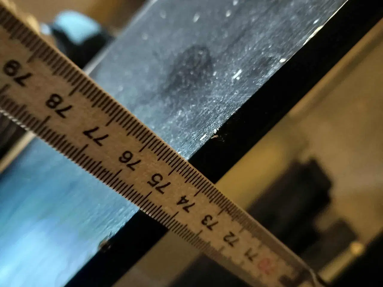 Billede 4 - Malet tallerkenrække med kroge til krus