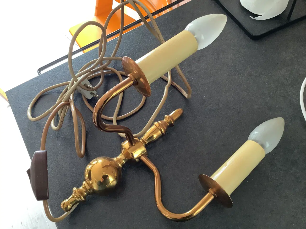 Billede 2 - Messing?-væglampe med to pærer, ældre. Giv bud.