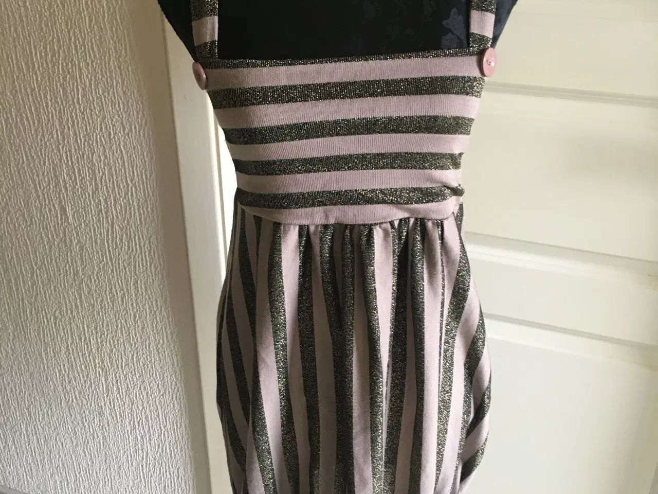 Billede 4 - Helt ny top Vila str. 36 viskose med guldtråde