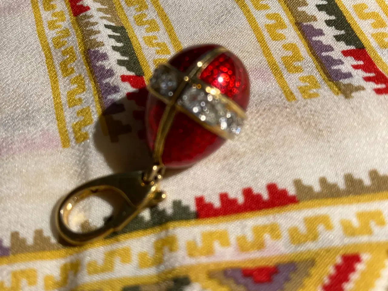 Billede 2 - Lille "Farberge´" æg vedhæng i dyb rødt