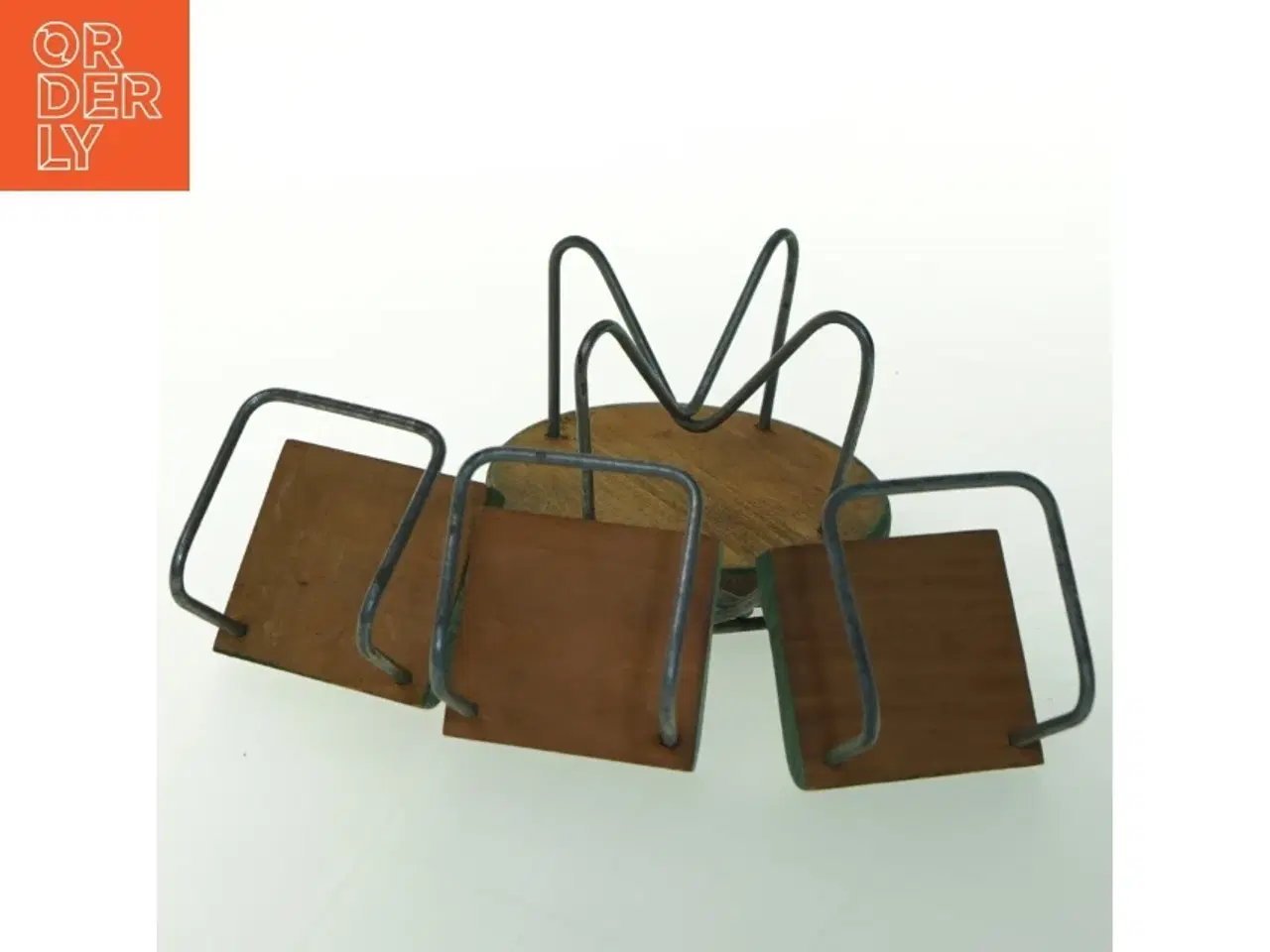 Billede 3 - Vintage dukkeudstyr bord med stole, skala modeller (str. Bord ø 10 cm. stol. 5 cm x. 9 cm)
