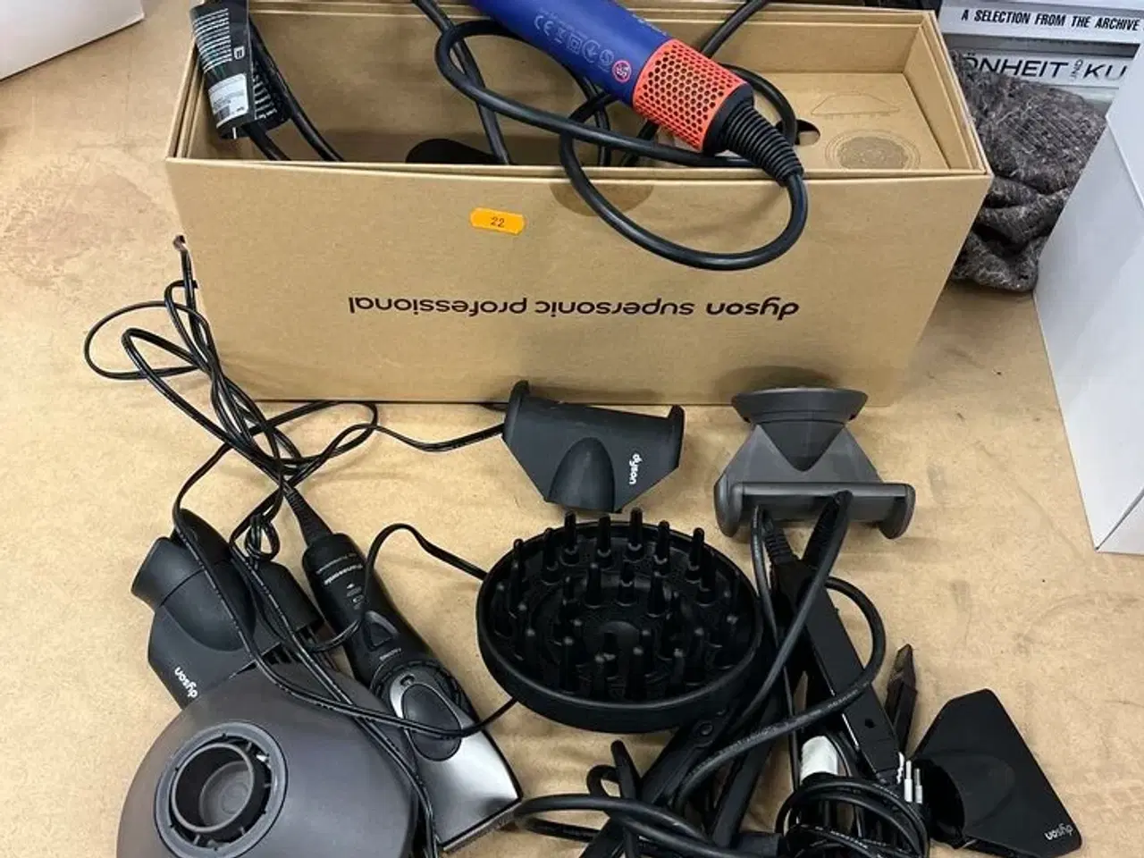 Billede 1 - 2 Stk. Hårtørrer DYSON +  Hårtrimmer PANASONIC  + Tilbehør
