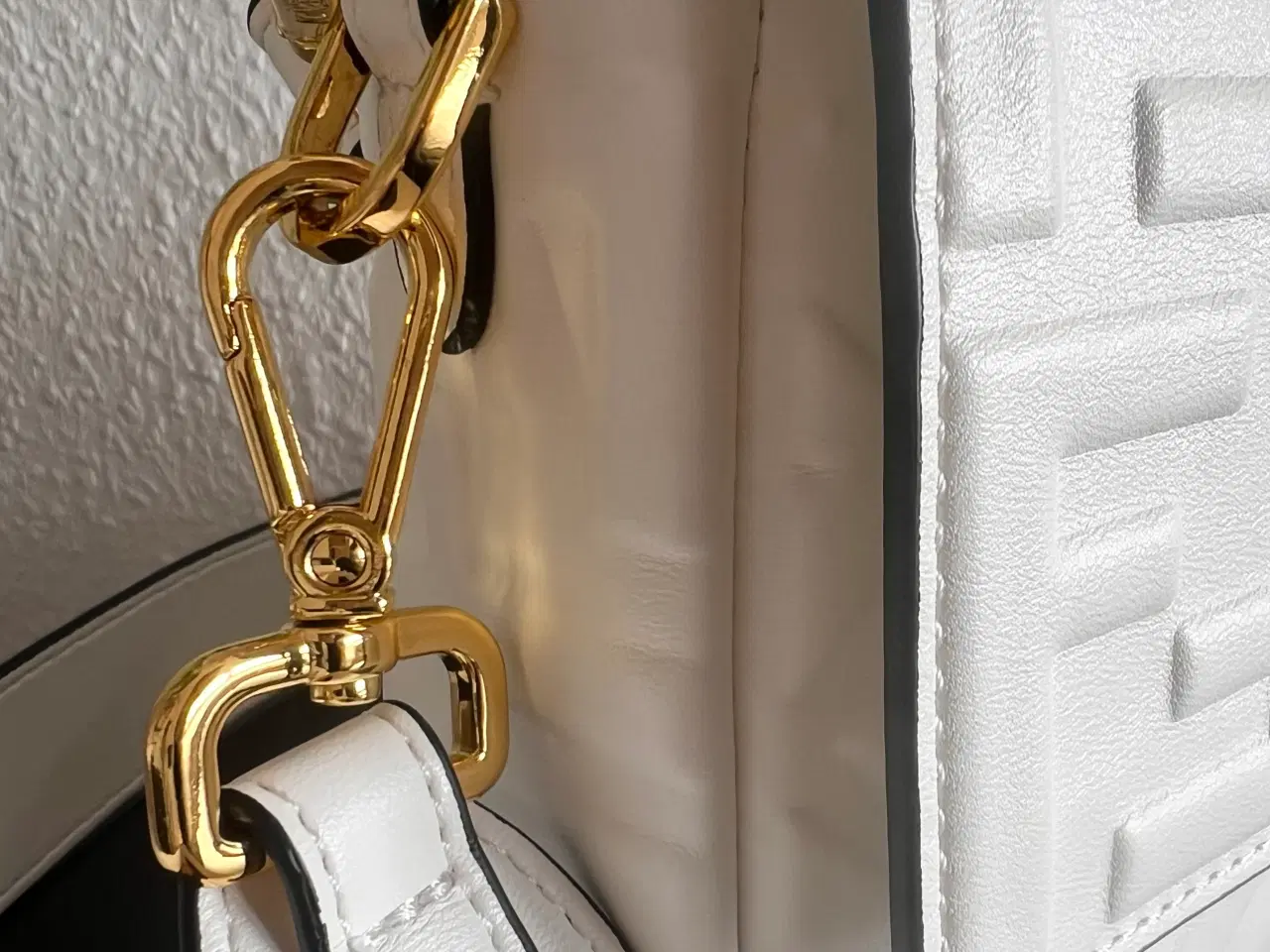 Billede 10 - Flot hvid fendi baguette taske. 