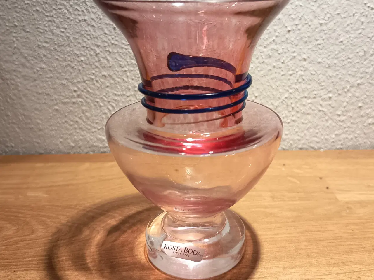 Billede 1 - Monica  Backström - flot glasvase -Kosta Boda