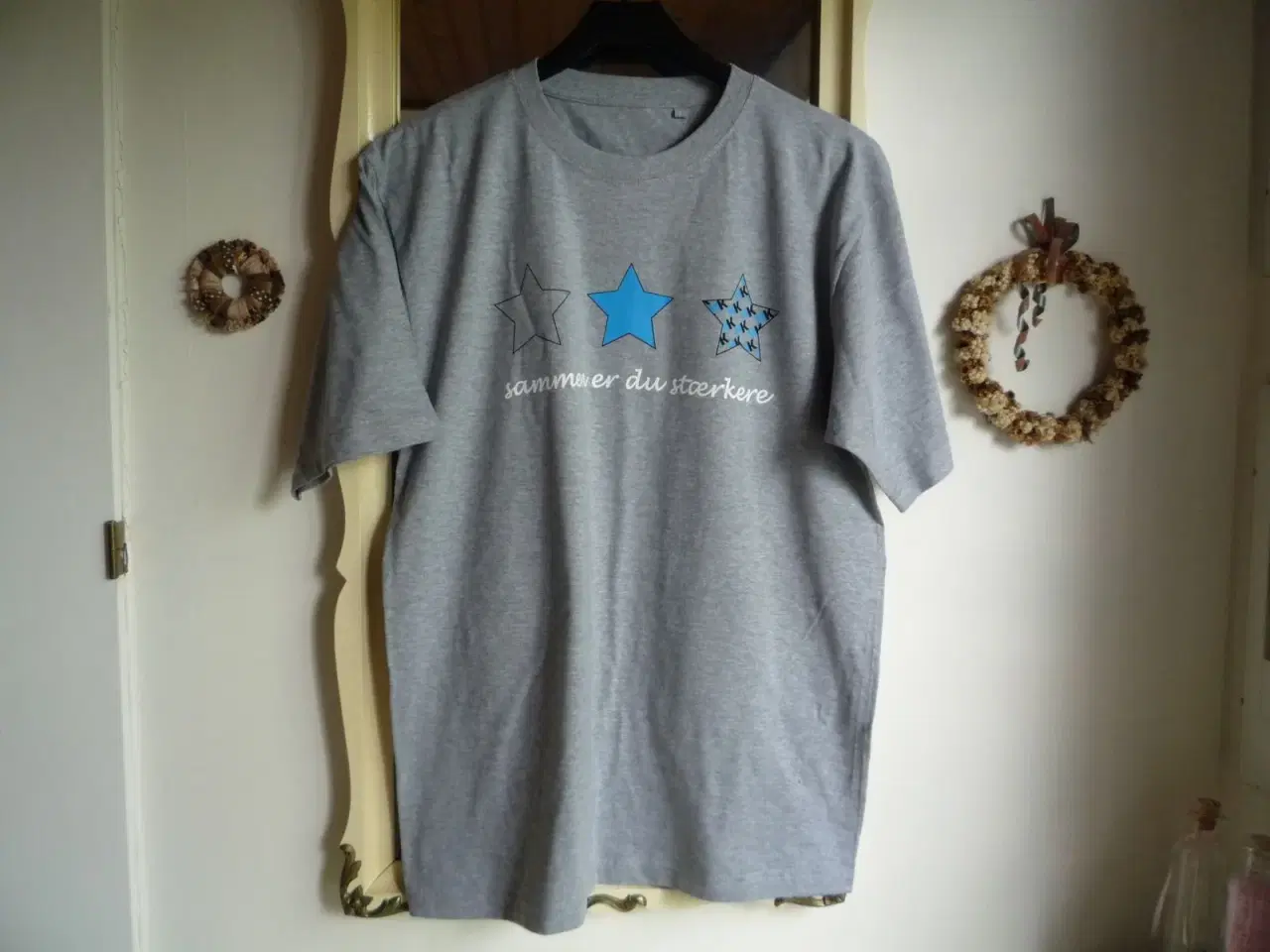 Billede 1 - Lysegrå T-shirt med stjerner