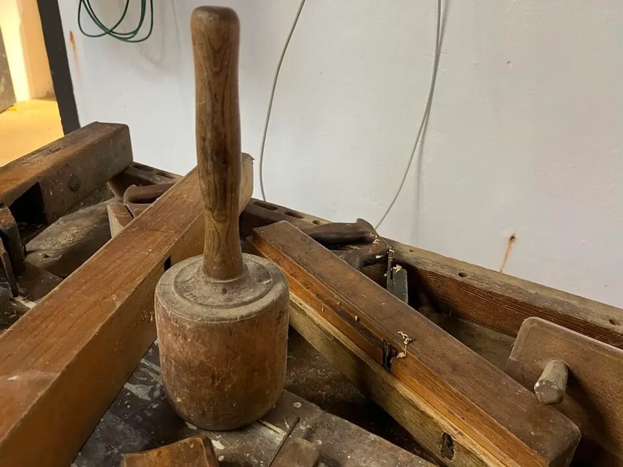 Billede 7 - Ældre Høvlebænk m. træ værktøj