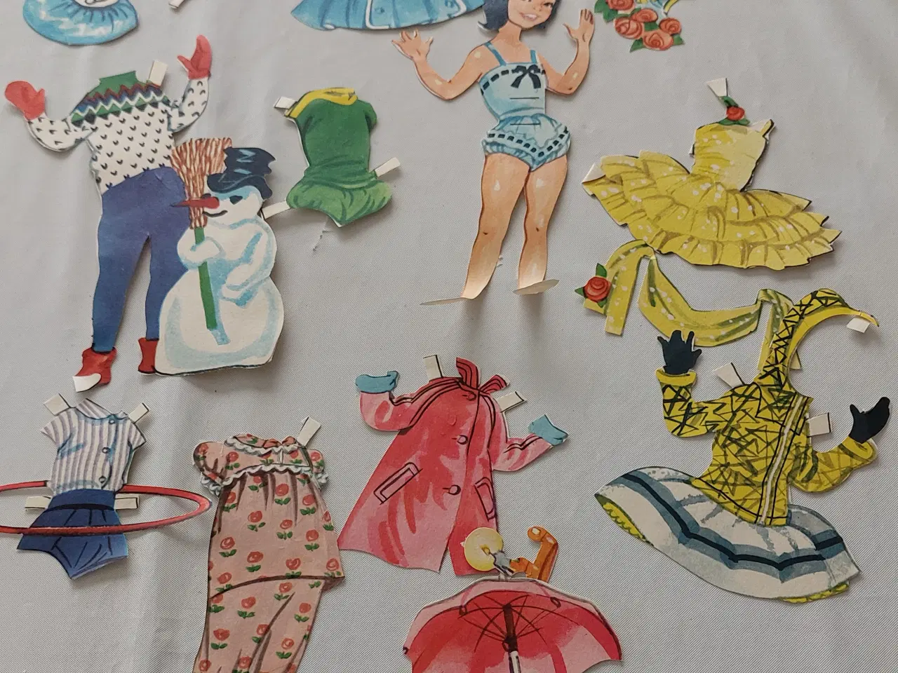 Billede 3 - Gamle påklædningsdukker