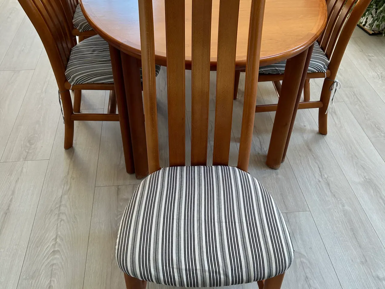 Billede 5 - Stort spisebord i kirsebær + 6 stole. Skovby.