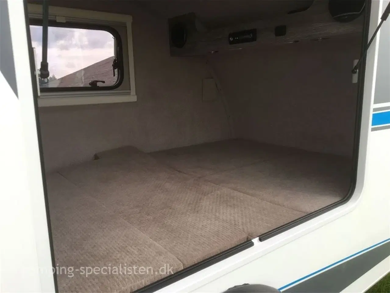 Billede 5 - 2025 - Tomplan Mini Tommy De-Luxe   Tomplan Mini Tommy De-Luxe med bremser, køkken, køleskab, vandtank, gasblus og mm.  Hos Camping-Specialisten.dk Aarhus