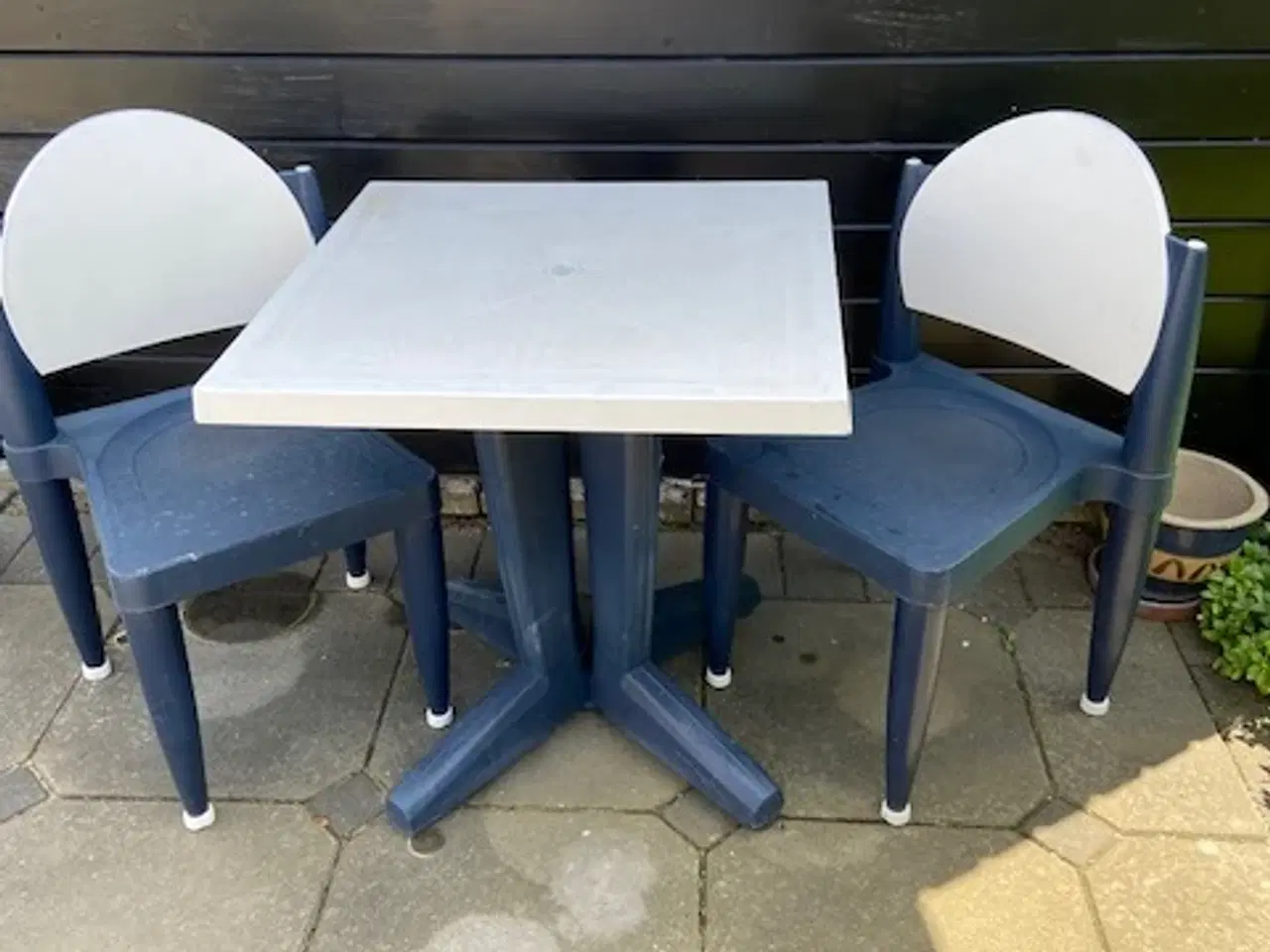 Billede 1 - Havebord med 2 stole i hvid og blå