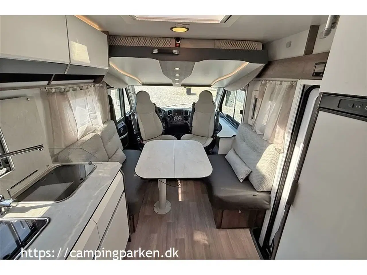 Billede 4 - 2022 - Benimar Amphitryon 967   Topmodel fra Benimar, vognen er udstyret som en luksuscamper, vandbåren varme, automatgear, lækkert design