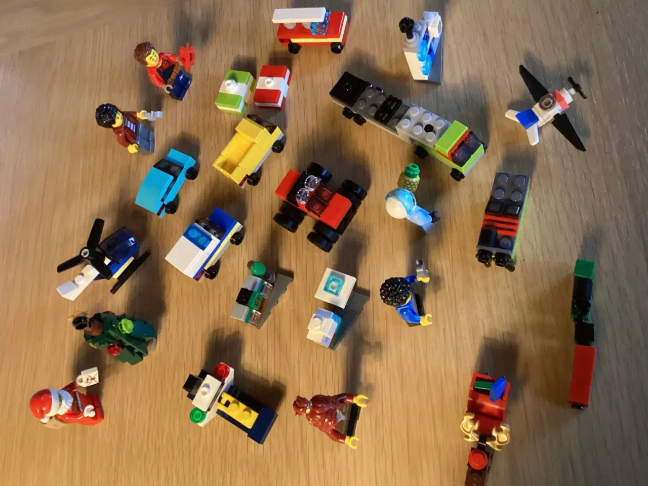 Billede 3 - Lego Julekalender år 2020, det er kun Legoklodser