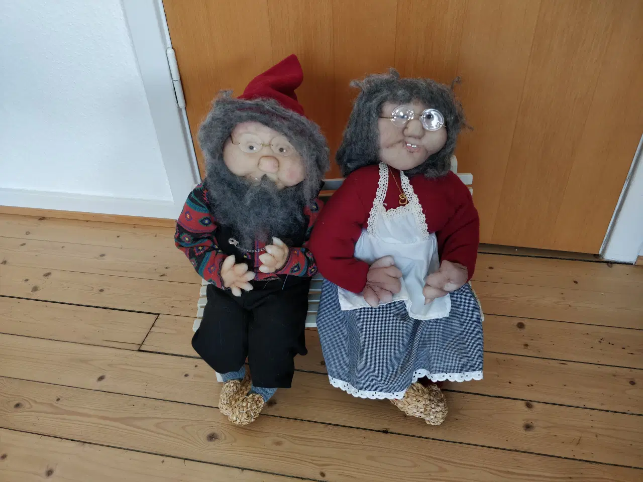 Billede 1 - Nissepar på bænk