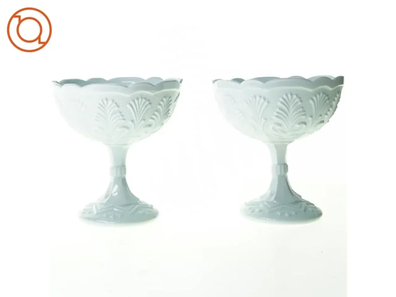 Billede 1 - To hvide opsatser på høj fod (17 x 15 cm)