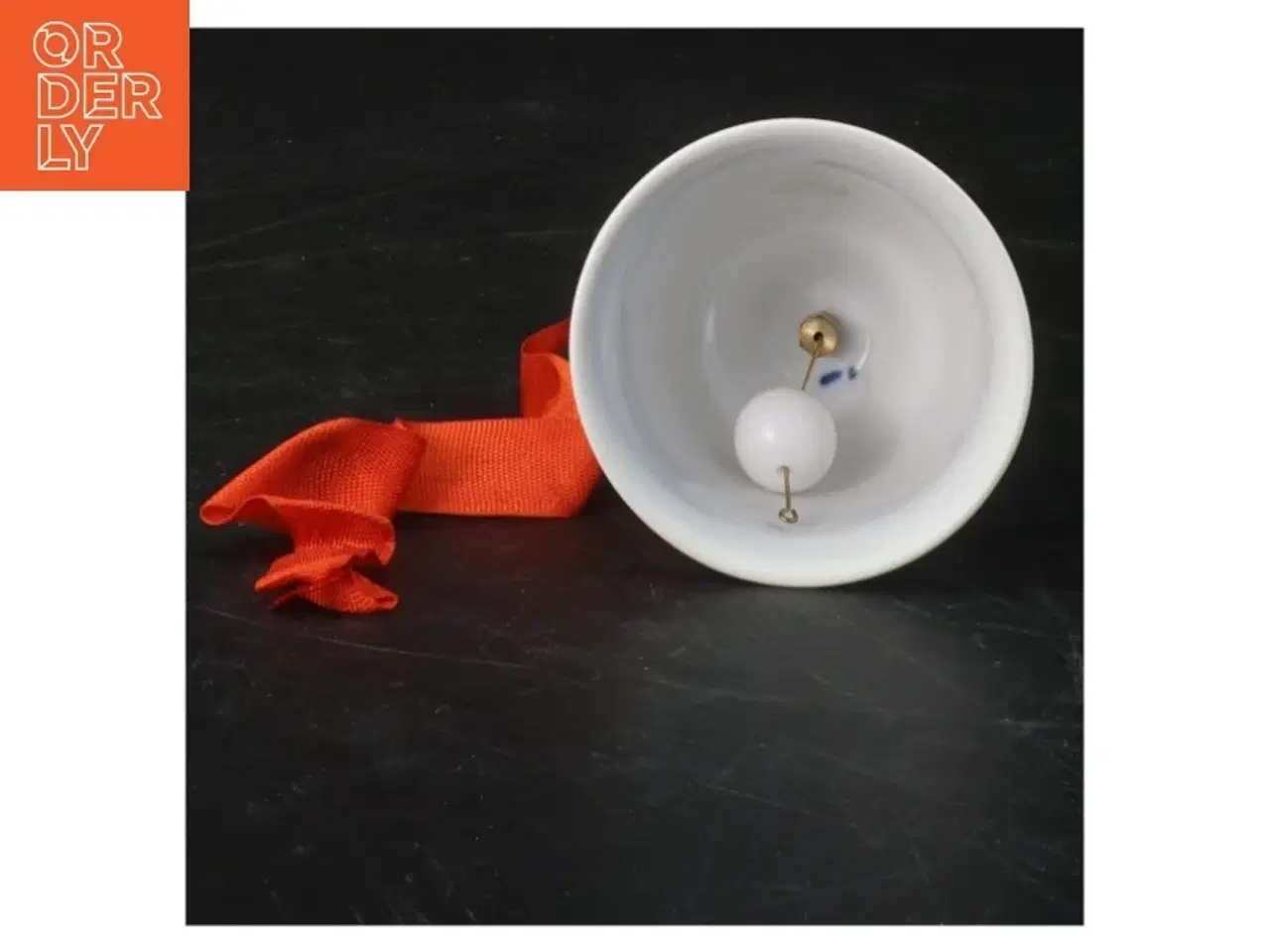 Billede 2 - Porcelænsklokke med rød snor fra B&G (str. 8x7 cm)