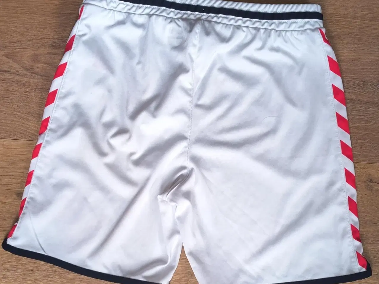 Billede 2 - DBU/DANMARK SHORTS STR. 14 ÅR, I FLOT STAND