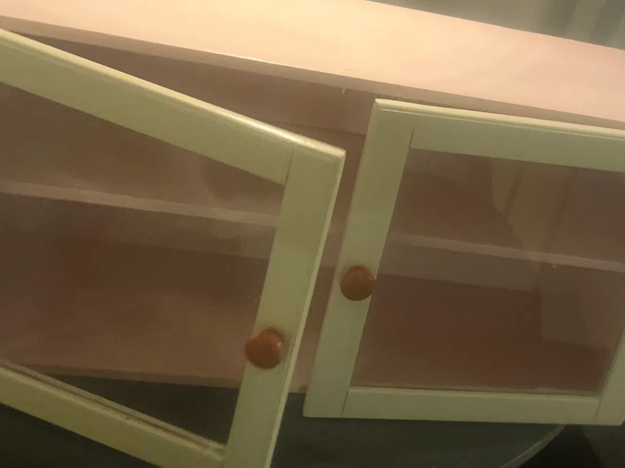 Billede 3 - Vægskab / vitrineskab – lyserød & creme