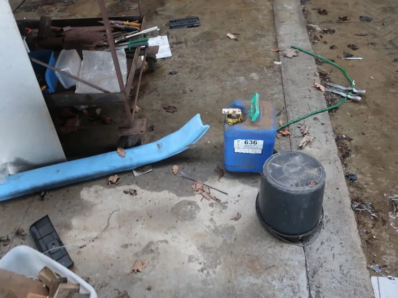 Billede 13 - Div. Dunke, haveredskaber, løftestroppe, arbejdsborde, værktøj m.m.