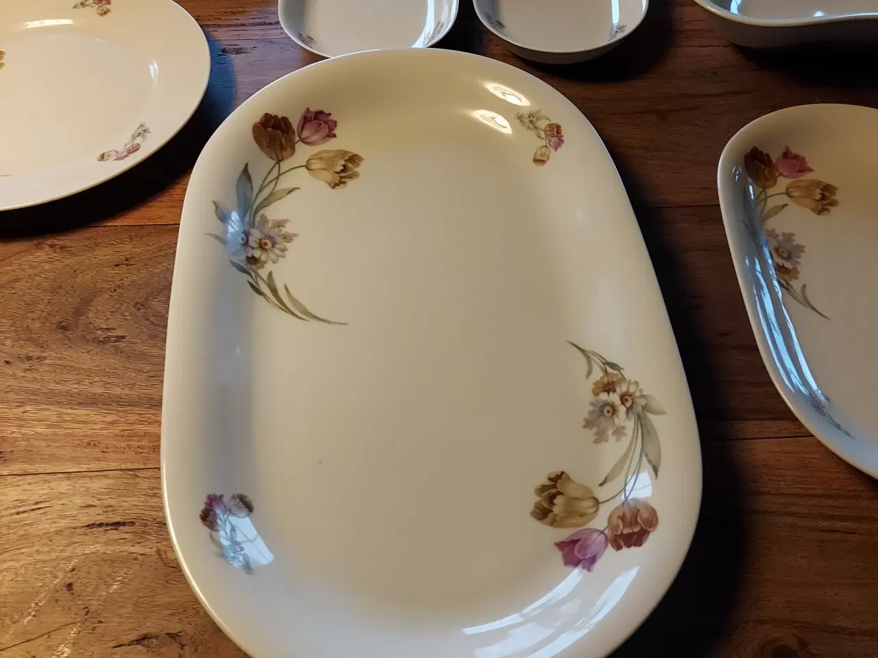 Billede 1 - Porcelains fade og skåle, tror stellet hedder Vita