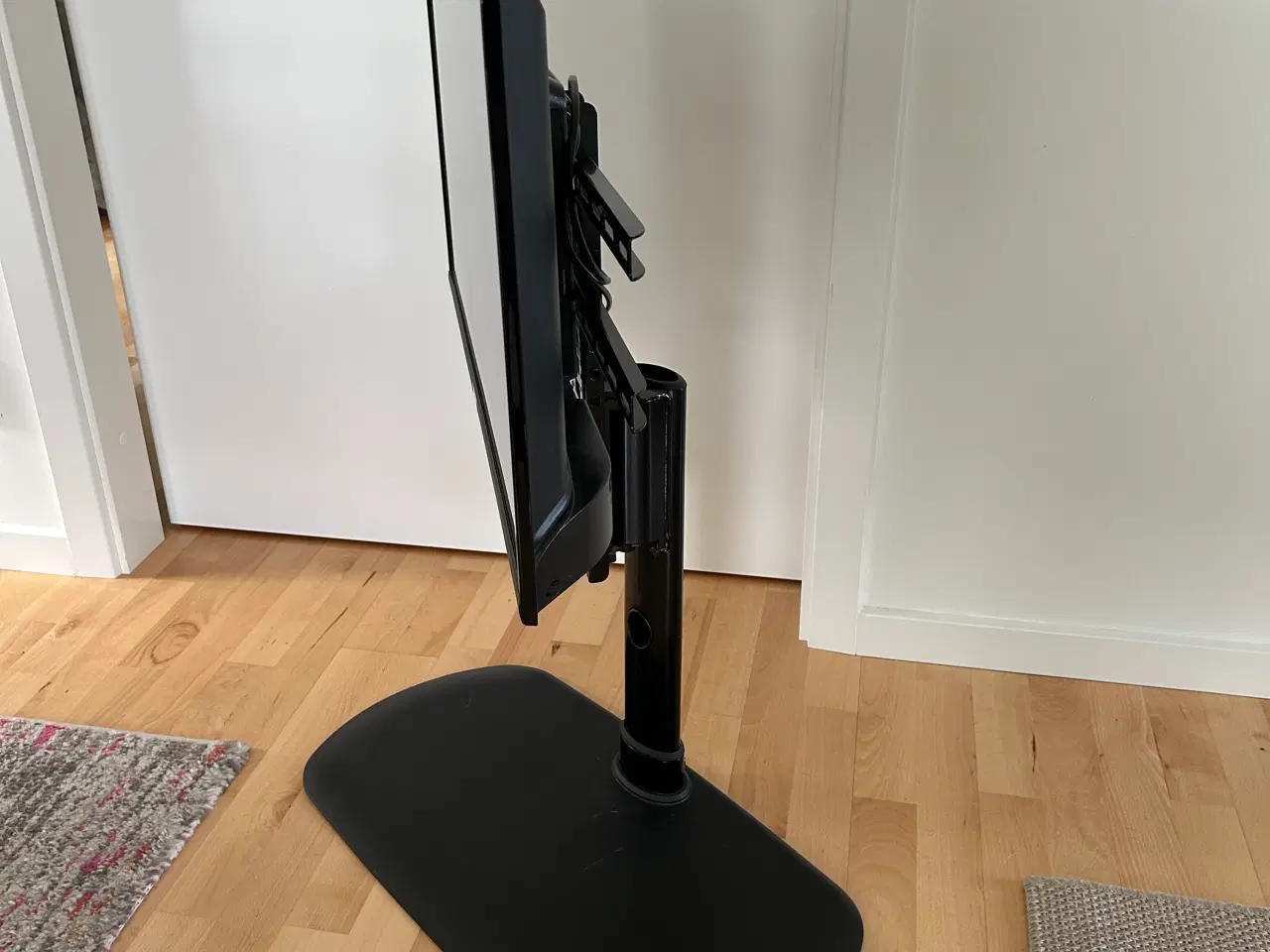 Billede 2 - Tv med stander