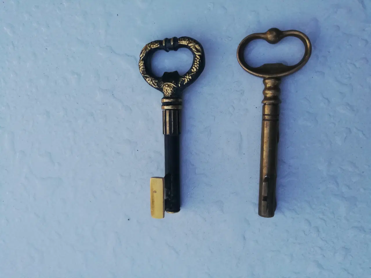 Billede 3 - 2 stk forskellige antikke nøgler 