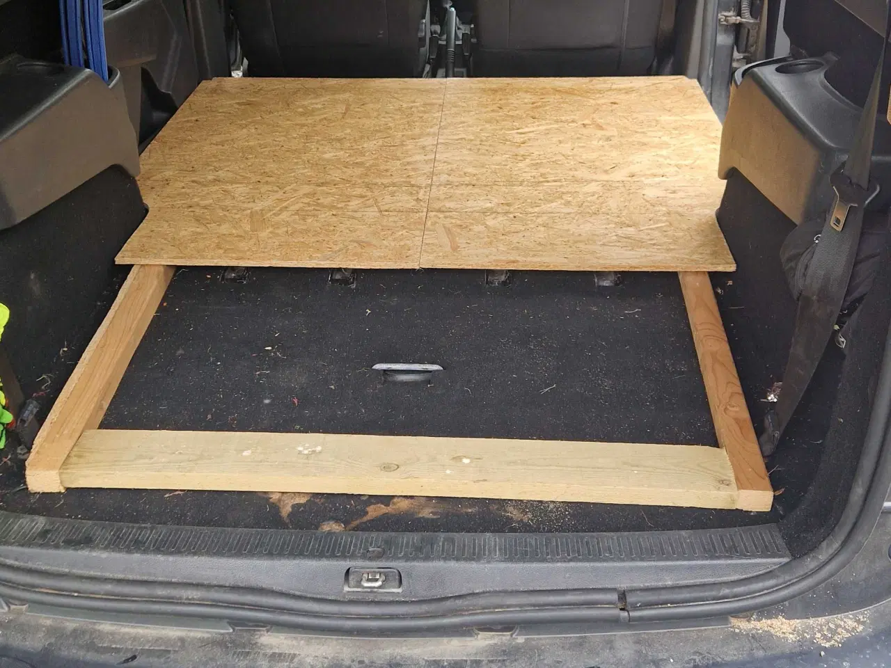 Billede 11 - 7 pers. Bil med hjemmelavet camper indretning