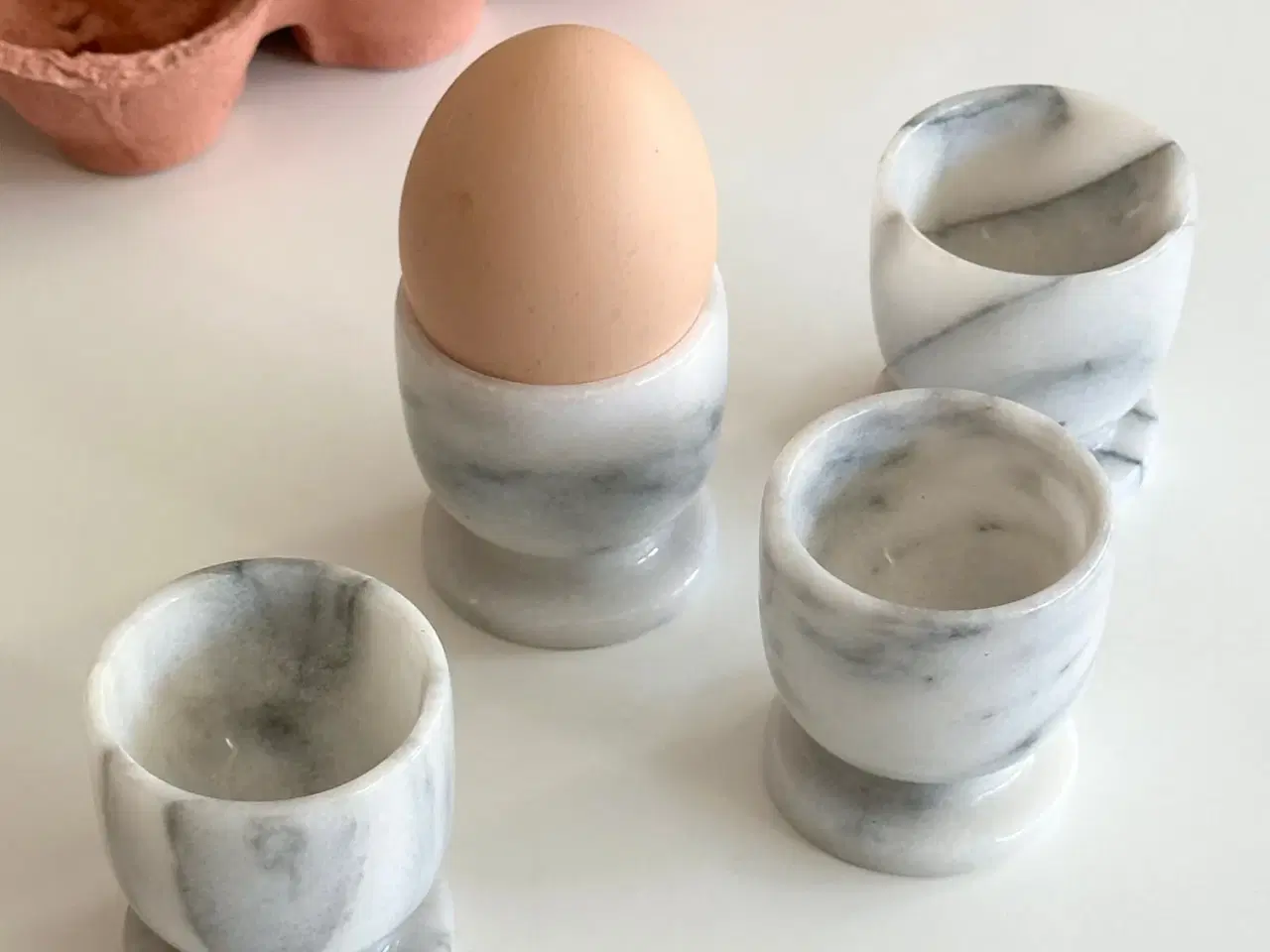 Billede 1 - Marmoræggebægre på fod, 4 stk samlet