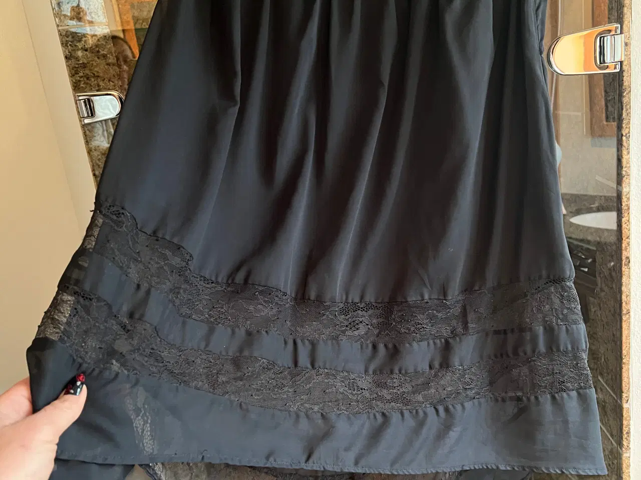 Billede 2 - Smuk sort nederdel med blonder str 40