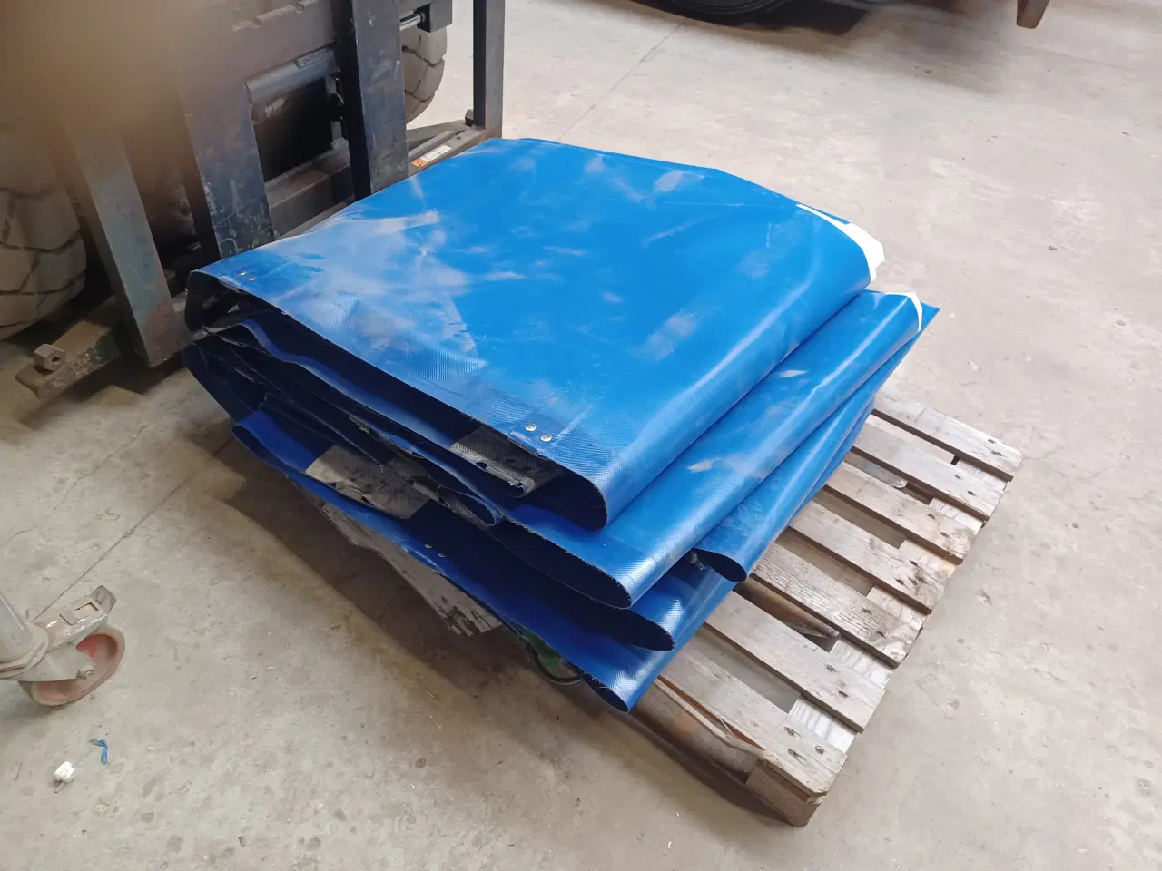 Billede 1 - 2 rigtig pæne presenninger 13,60 X 3 m