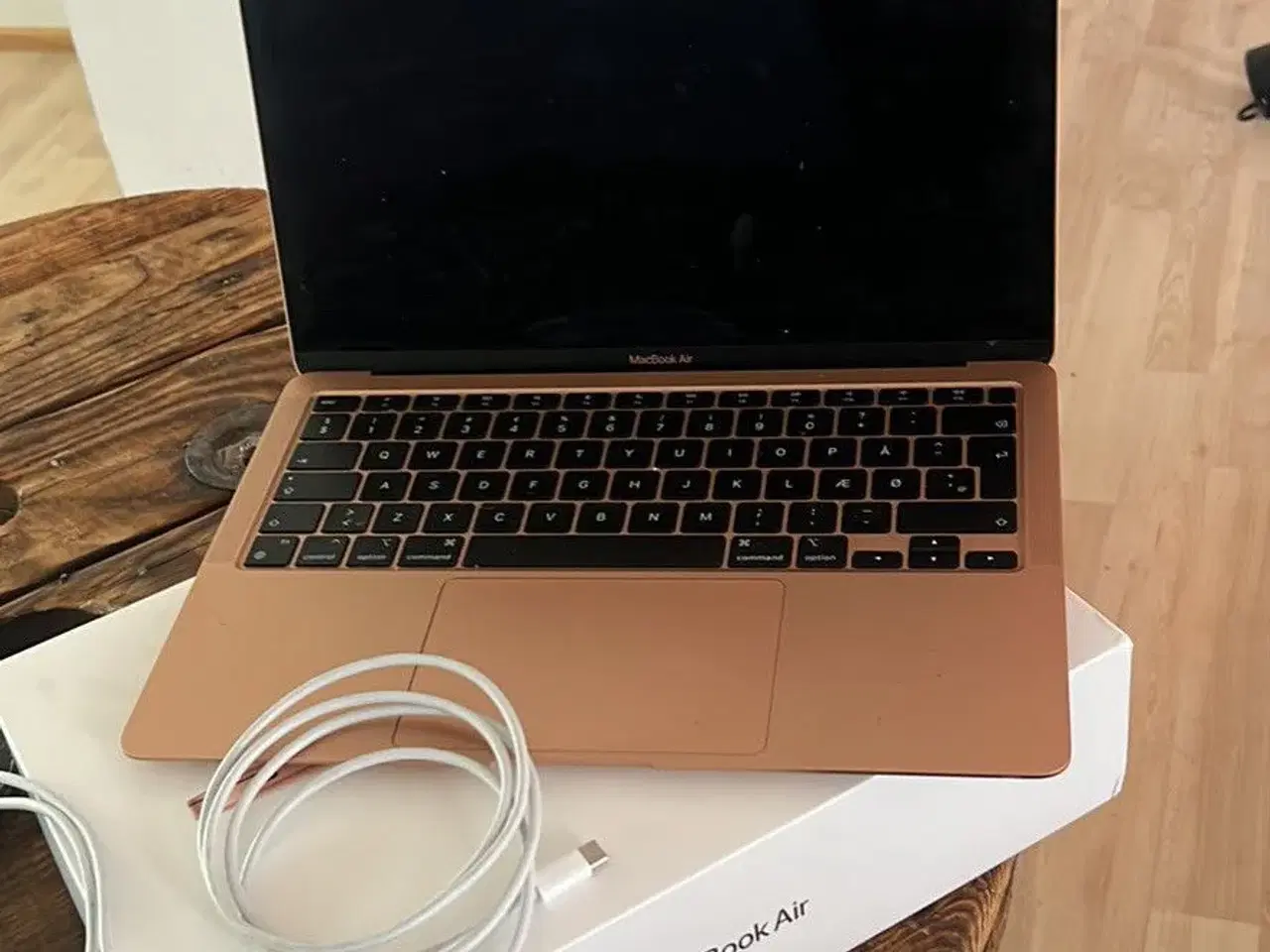 Billede 2 - MACBOOK AIR 2020 M1 MGND3DK/A 13" 256 GB GULD