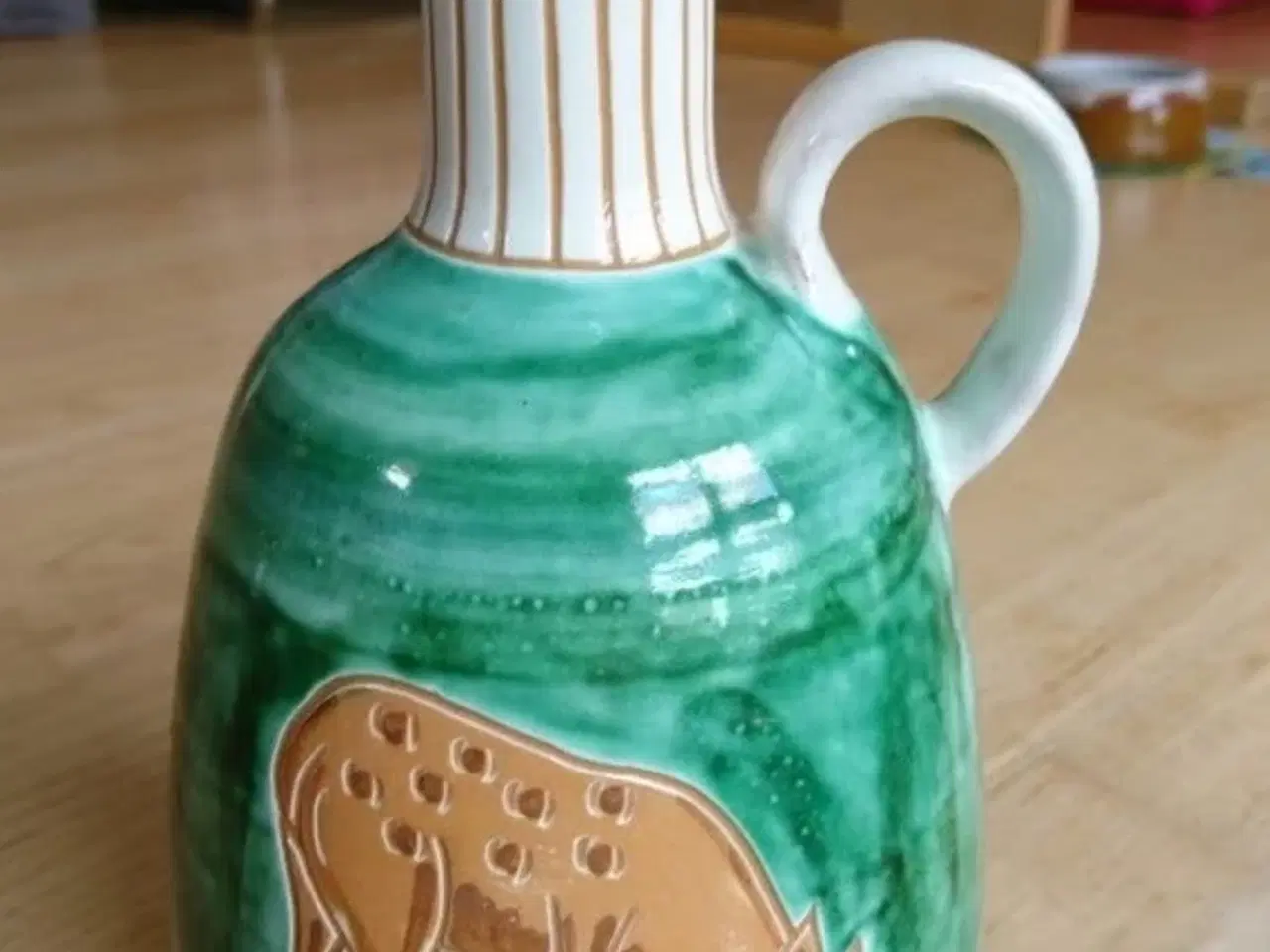 Billede 2 - Haunsø keramik vase med dyremotiv og hank