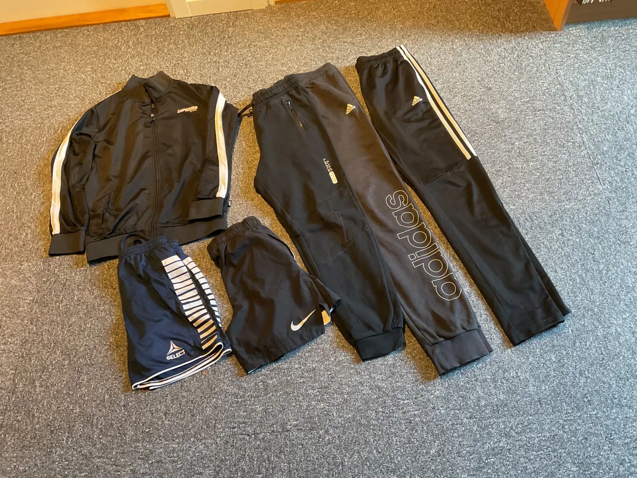 Billede 1 - Sportstøj str 13-14 år