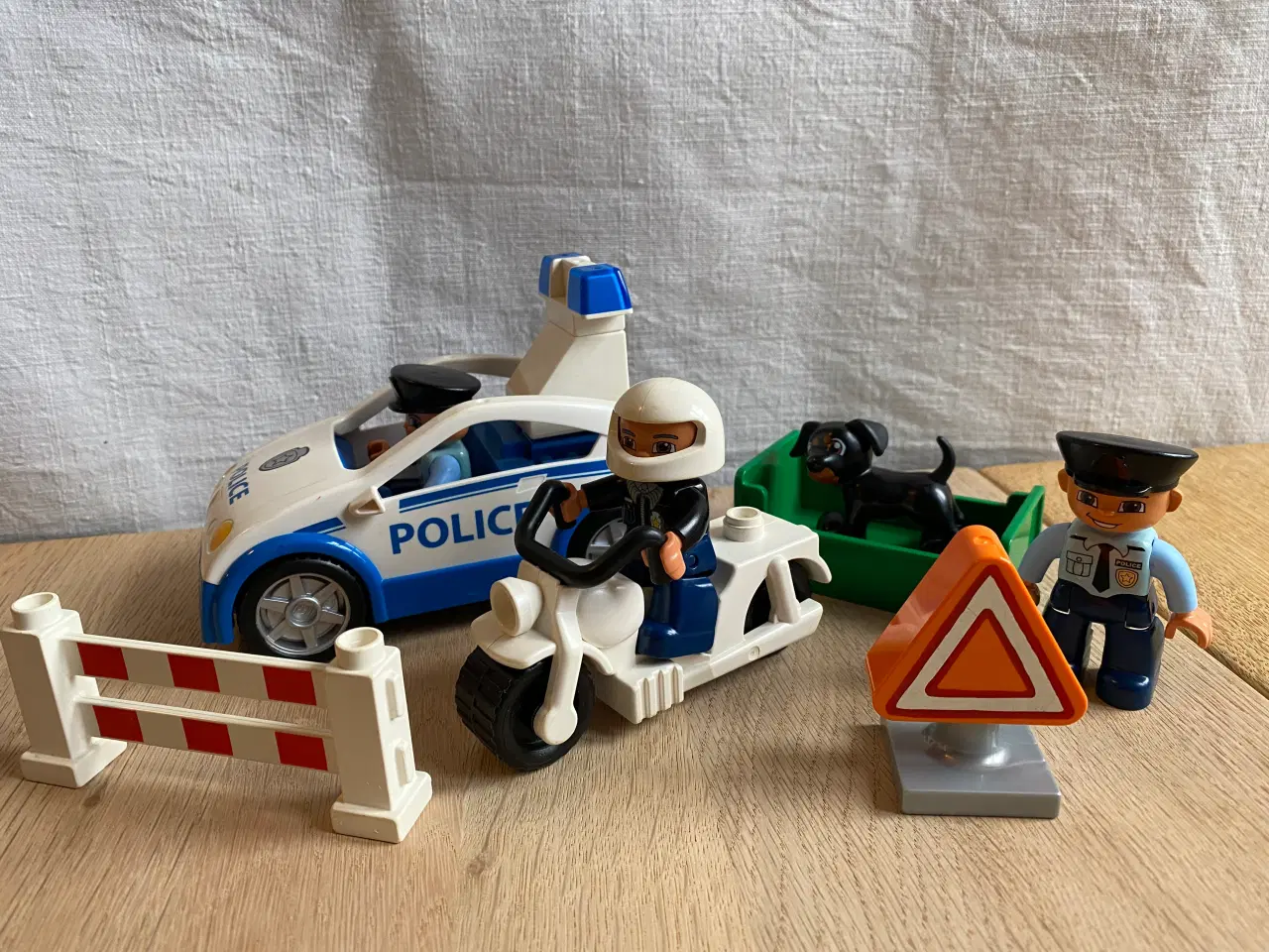 Billede 2 - LEGO Duplo politibil, motorcykel, 3 betjente, hund