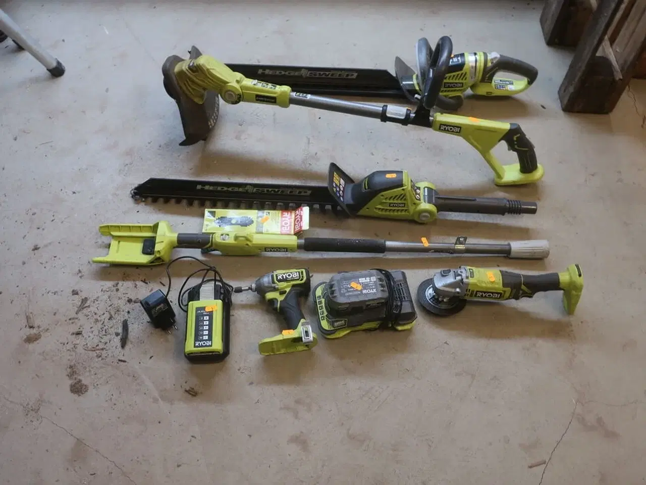 Billede 1 - Boremaskine, vinkelsliber mv. RYOBI Model: 5NR19/66-2, RAG18125, RID18X, Easy Egde, Hegde Sweep,