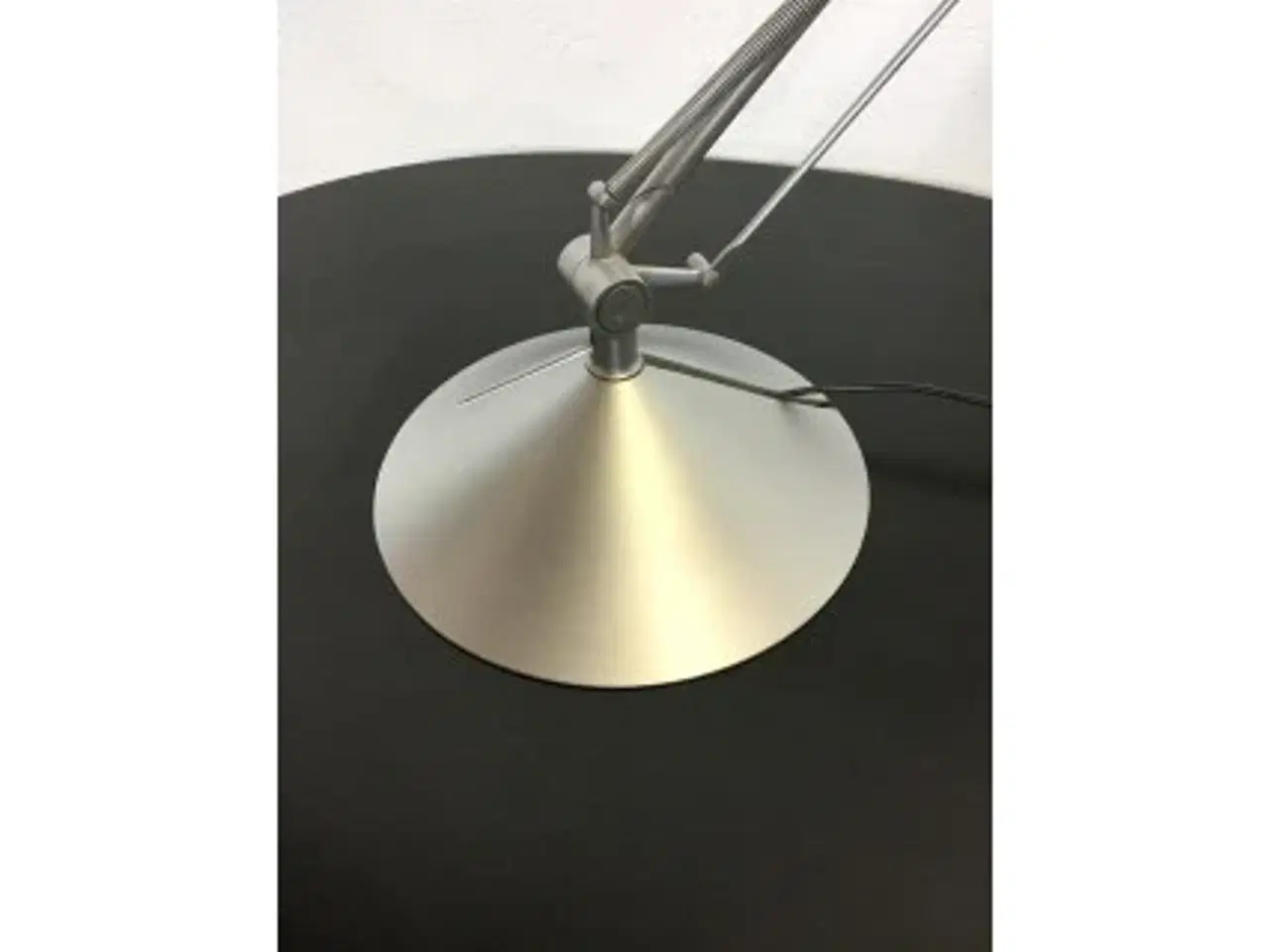 Billede 2 - Bordlampe i grå med led og plast skærm.