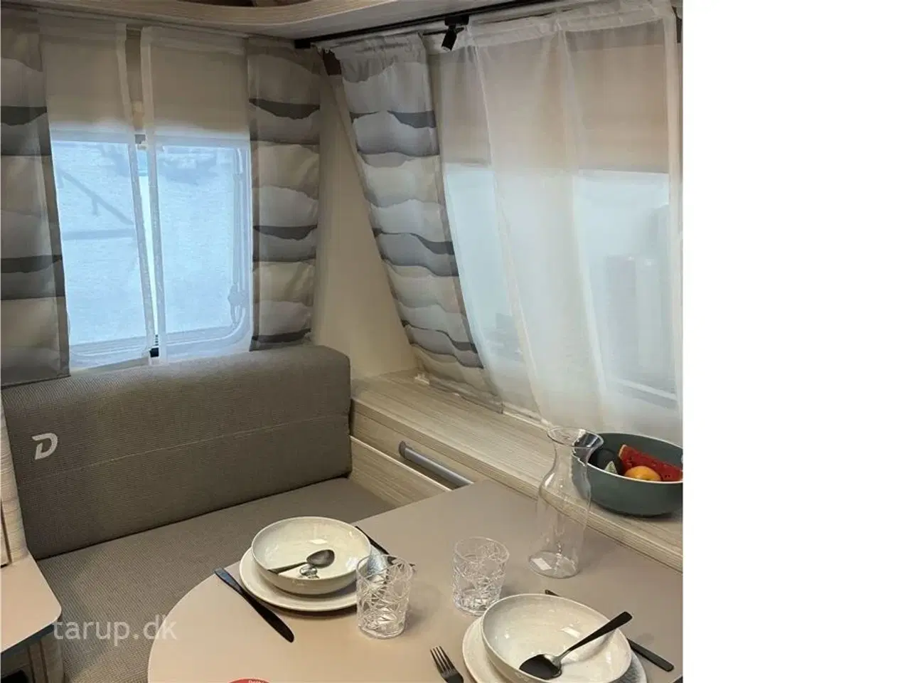 Billede 9 - 2026 - Dethleffs C'joy 460 LE   Enkeltsenge med udtræk til dobbeltseng, endesiddegruppe, varmt vand, blæservarme, spildevandstank,  kompressorkøleskab