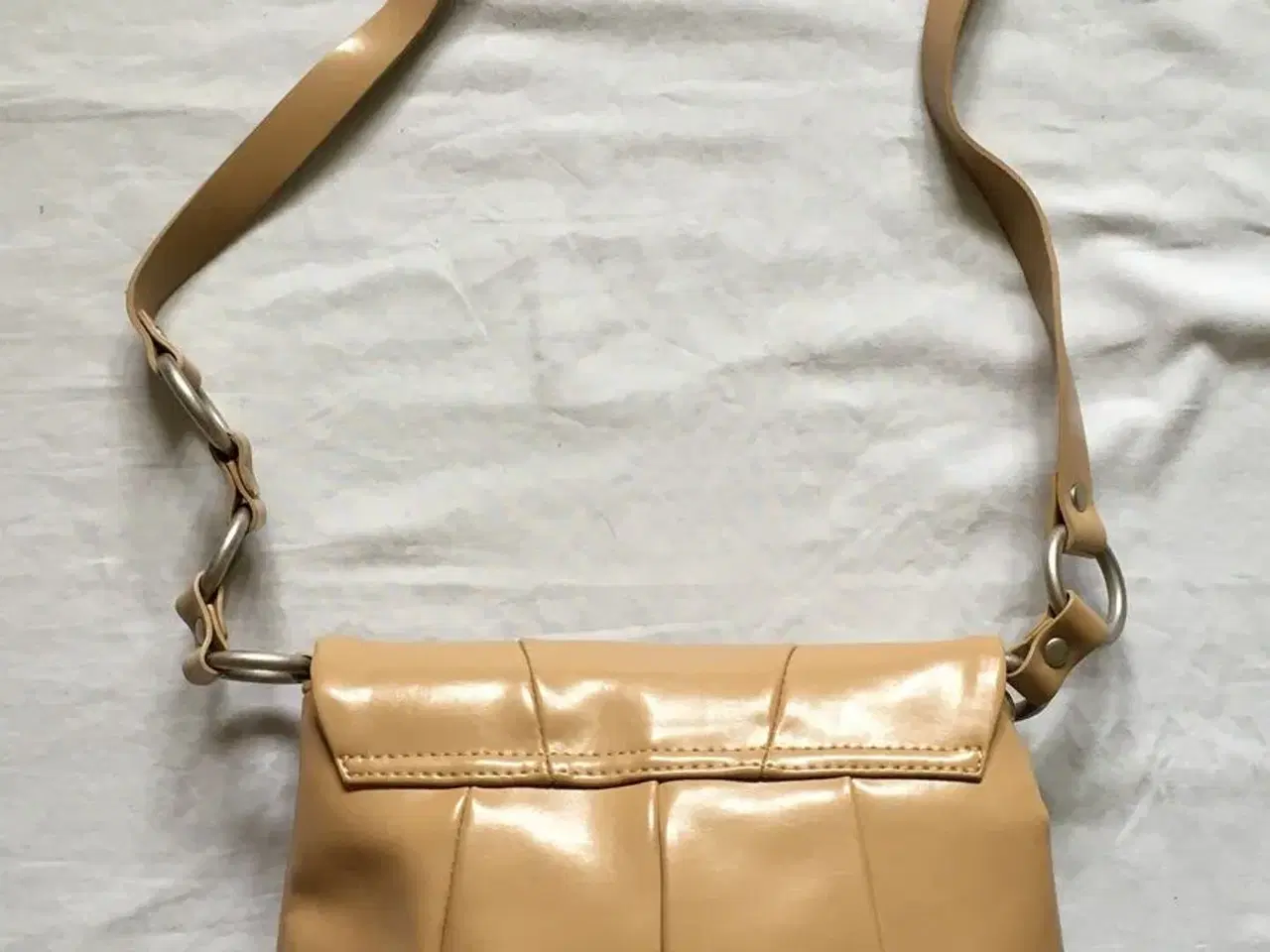 Billede 4 - Beige taske med lang rem