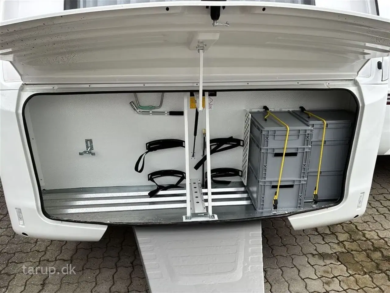 Billede 6 - 2026 - Adria Adora 522 UP   Dobbeltsengsvogn, rundsiddegruppe, el-gulv-varme, stort 142L KOMPRESSOR køleskab, TV-holder, stabilisator, Adria Smartbox, glasfibertag