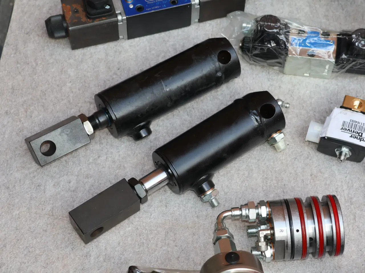 Billede 4 -  Hydraulik stempler, ventilblokke m.m. ubrugt.